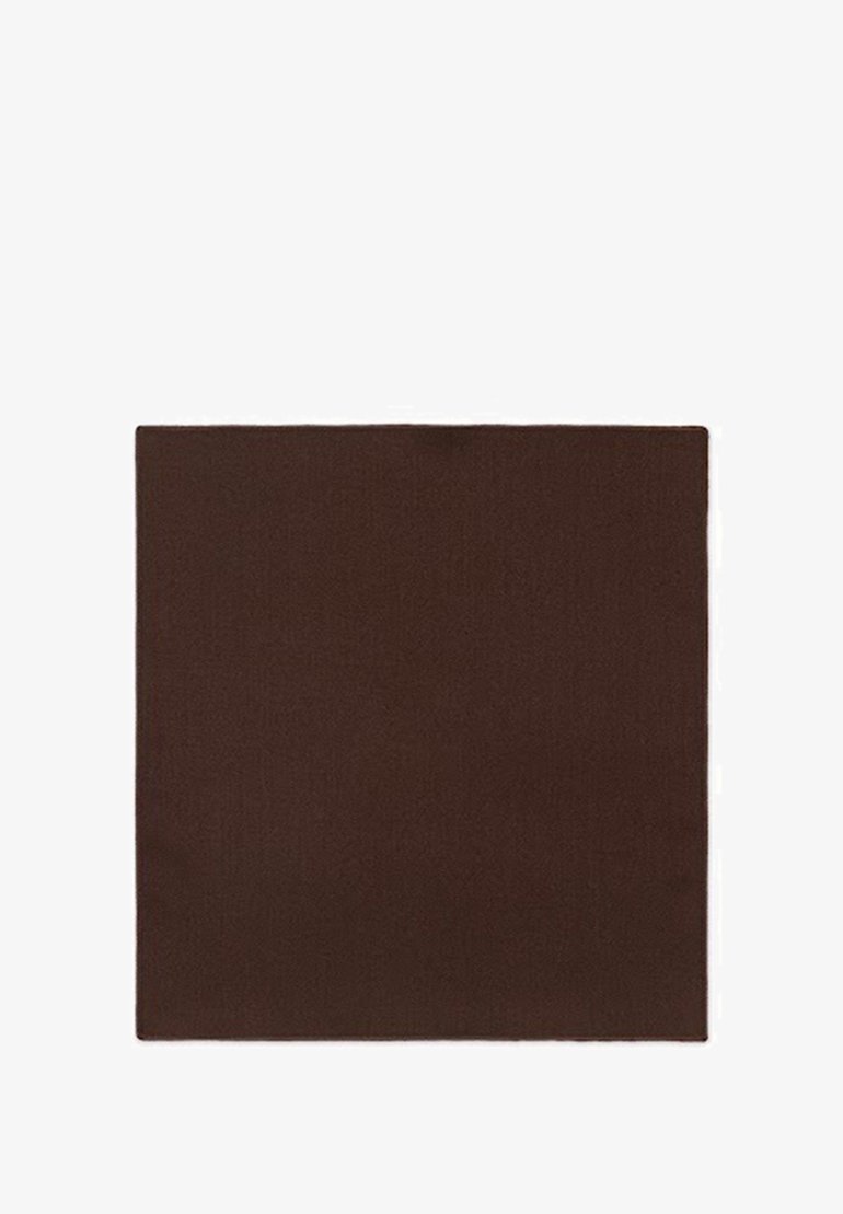 Brązowy kwadratowy materiał o gładkiej fakturze. Krawędzie są starannie wykończone, bez widocznych wzorów ani elementów metalowych. Odpowiedni do różnych zastosowań.