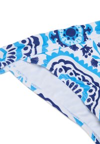 Bikini bottom blu e bianco con motivi floreali e onde. Realizzato in tessuto morbido con dettagli di cucitura lungo i bordi.