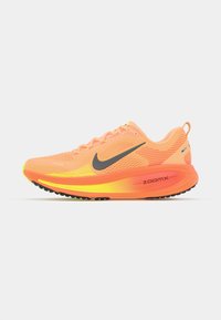 VOMERO 18 - Løpesko for vei - orange chalk/black/total orange/volt/hyper crimson
