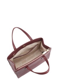 Bordeaux leren totebag met twee handvatten aan de bovenkant, een ritszak en een beige interieur met een subtiel logopatroon.