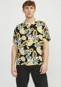 Schwarz kurzärmliges Hemd mit einem tropischen Fruchtmuster, das gelbe Papayas und grüne Blätter zeigt. Leichtes, kragenloses Design.