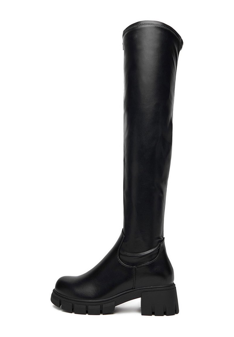 Cizme negre până la genunchi din piele netedă, cu o talpă groasă din cauciuc, design elegant și detaliu subtil de cusătură în partea de sus.