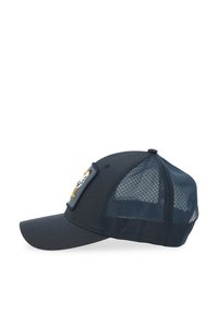 Marineblauwe baseballpet met mesh achterpanelen en een geborduurde patch met eenmeeuw die een zonnebril draagt aan de voorkant.