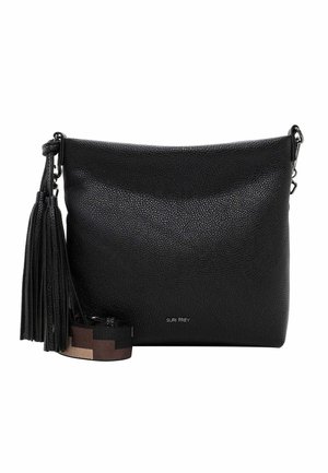 Sac bandoulière en cuir noir texturé avec détail à franges et sangle réglable en tissu à motifs, petit logo "SURI FREY" sur le devant.