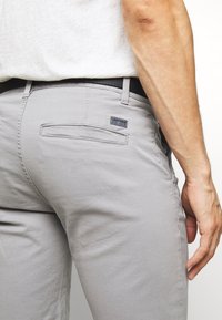 Lindbergh CLASSIC CHINO BELT - Calções - silver