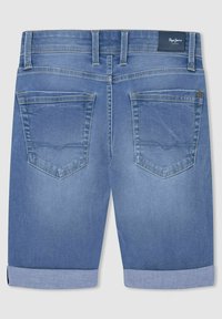 Vaalean siniset farkkushortsit, joissa on sileä pinta. Ominaisuuksiin kuuluu käännetyt lahkeet, kaksi takataskua ja nahkainen merkki vyötäröllä.