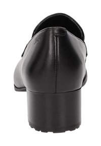 Chaussure à talon en cuir noir avec une finition lisse, bout rond et un solide talon carré. Présente une couture minimale et un accent de marque à l'arrière.