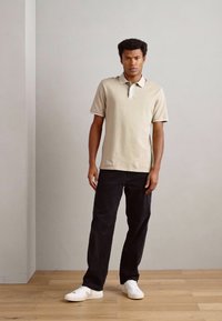 Antony Morato REGULAR FIT WITH MATT FOAM LOGO PRINT - Polo - sand