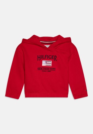 Rote Kapuzenjacke mit langen Ärmeln, auf der Vorderseite mit "HILFIGER" und Logo-Flagge bestickt. Gerippte Bündchen und Saum.