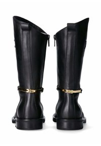 Schwarze Lederstiefel bis zum Knie mit glatter Textur, dekorativem goldenen Zubehör und einem Reißverschluss auf der Rückseite. Klobige Sohlen.