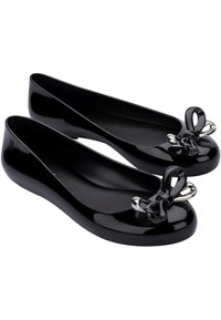 Ballet flat nere realizzate in materiale lucido, con punta rotonda e dettaglio decorativo di un fiocco nero, arricchite da accenti in metallo argento.