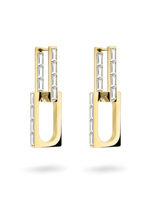 Boucles d'oreilles dorées présentant un design géométrique ; forme rectangulaire avec des cristaux baguette transparents disposés verticalement.