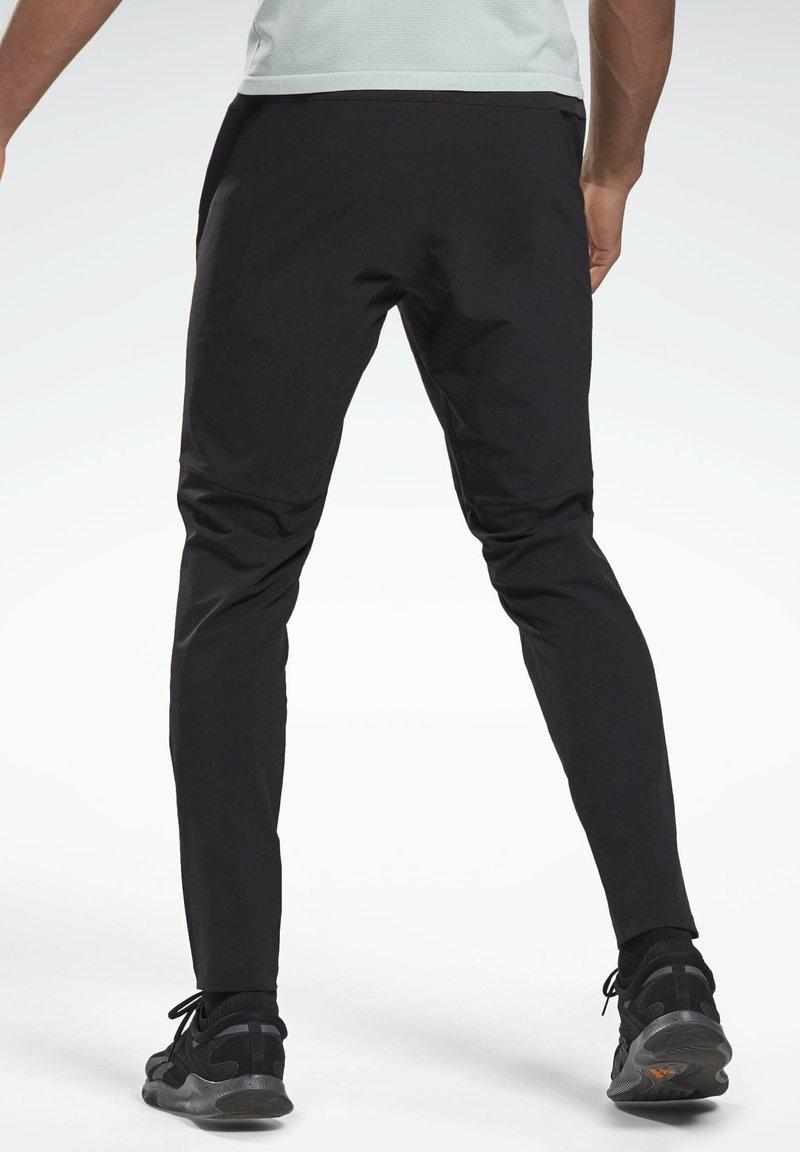 Herren Trainingsanzüge | Reebok UBF ATHLETE Jogginghose black/schwarz - ZV17525 Herren Trainingsanzüge | Reebok UBF ATHLETE Jogginghose black/schwarz - ZV17525