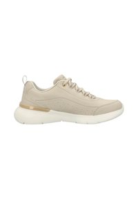 Zapatilla beige con parte superior de cuero liso, diseño perforado para transpirabilidad, lengüeta acolchada y una suela blanca con un acento dorado.