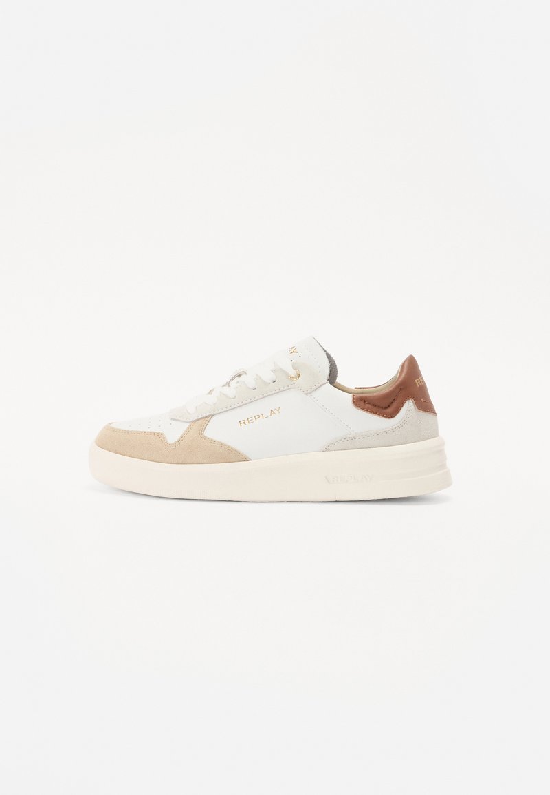 Hvite sneakers med beige og brune semskede detaljer, flat såle, snøring foran og gulllogo på siden og tungen.