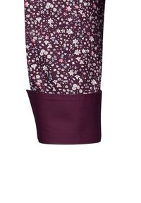 Blumenmusterstoff in lila Tönen, mit kleinen Blüten in Weiß und Pink. Hat einen einfarbigen lila Manschettenrand am Handgelenk, glatte Textur.