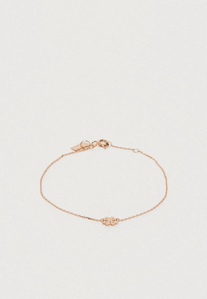 Bracciale in oro rosa con una catena sottile e un ciondolo a forma di fiore, caratterizzato da dettagli incisi e una chiusura a moschettone.