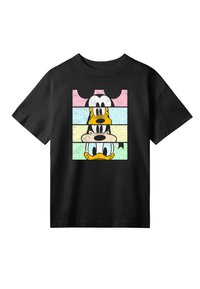 Sort bomulds T-shirt med et grafisk motiv af tre tegneserieansigtter: Pluto, Goofy og Anders And, på en stribet farvet baggrund.