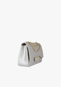 Borsa trapuntata grigia in ecopelle, con tracolla a catena dorata e chiusura metallica. Forma rettangolare con bordi arrotondati.
