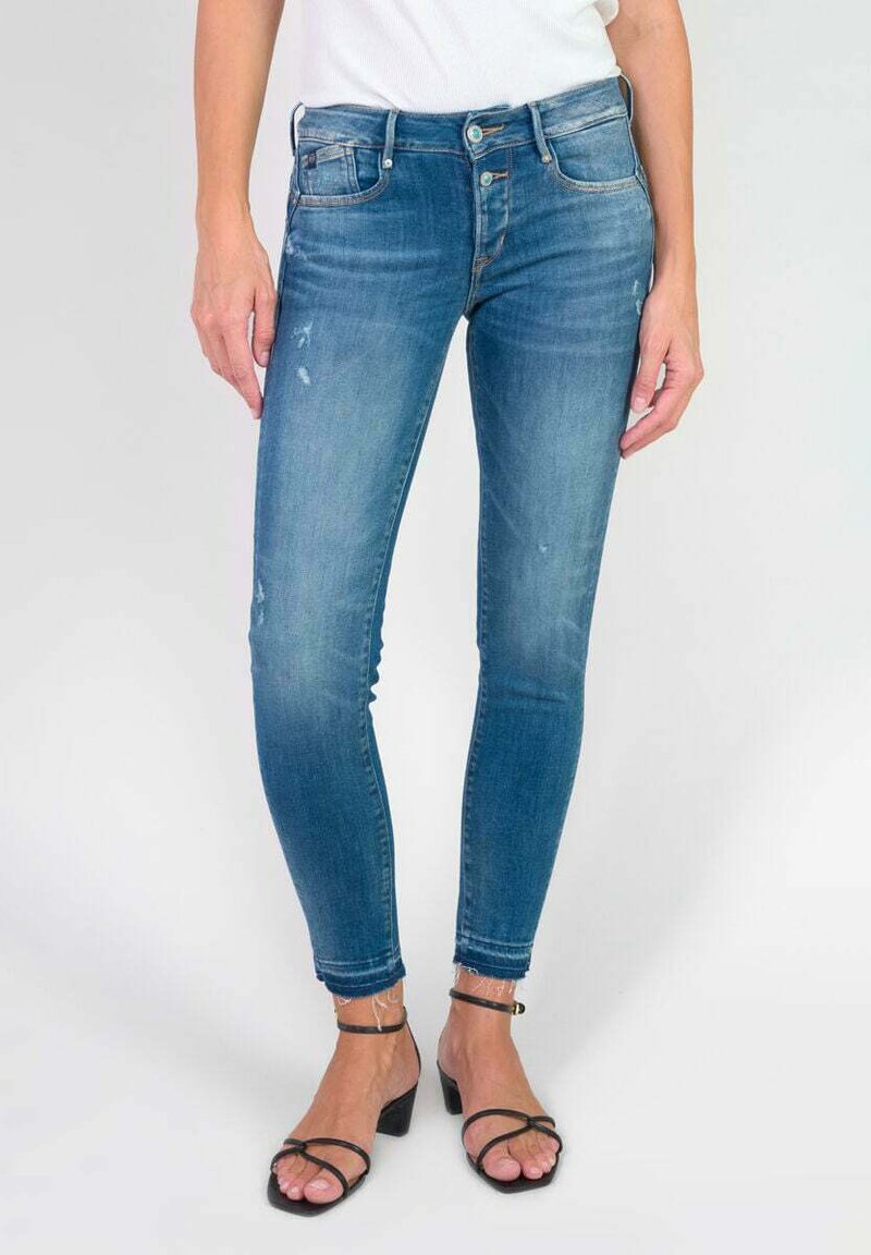 Slanke blauwe denim jeans met subtiele vervaging en whisker-details. Afgewerkt met een klassieke vijf-pocketontwerp en een ritsluiting.