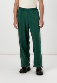 iets frans... HARRI WIDE LEG JOGGER UNISEX - Treniņtērpa apakšdaļas - green