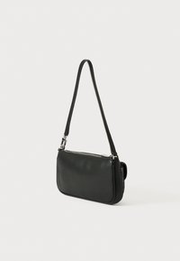 Borsa a tracolla nera in pelle con forma rettangolare, profilo slim, chiusura con zip e tracolla regolabile. Presenta una texture sottile e hardware in argento.