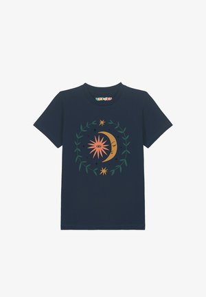 Navyblaues T-Shirt mit einer Grafik einer pinkfarbenen Sonne und einem gelben Mondsichel mit geschlossenen Augen, umgeben von grünen Weinblättern und goldenen Sternen.