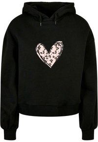 Haut à capuche noir avec un design de cœur texturé rose, comportant un motif léopard à l'intérieur et un cordon de serrage pour la capuche. Les poignets et l'ourlet côtelés complètent le look.
