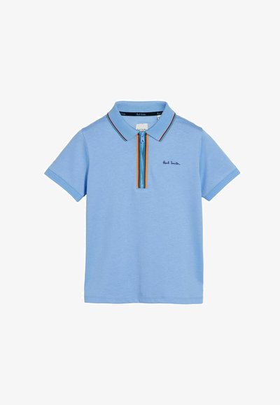 Polo bleu clair avec col zippé, présentant des rayures de couleur contrastée et un logo brodé sur la poitrine. Manches courtes.