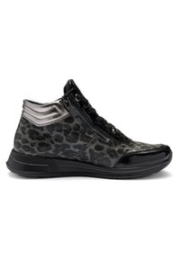 Zwart-grijze leopardprint hoge sneaker met zijrits, veters, metalen kraagdetail en zwarte rubberen zool.