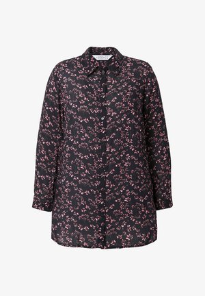 Zwarte blouse met lange mouwen en knopen, voorzien van een klein roze bloempatroon en een klassieke kraag, vooraan weergegeven op een witte achtergrond.