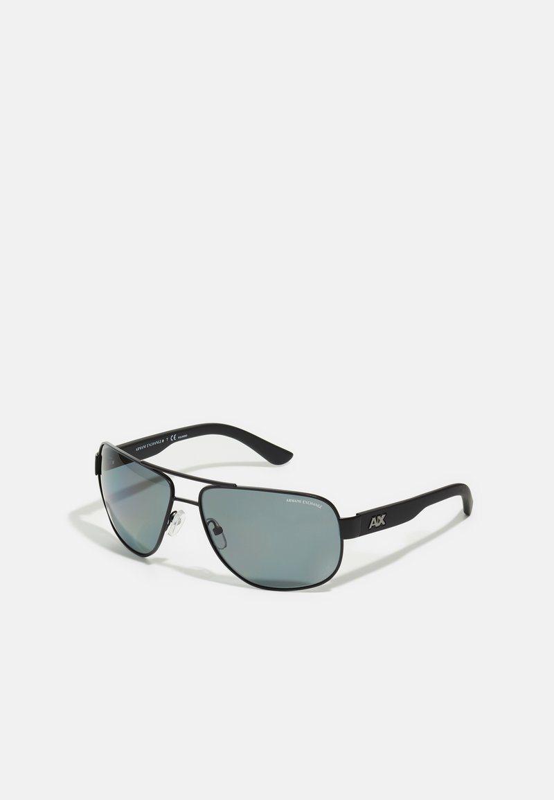 Ochelari de soare de metal negru cu lentile fumurii gri, design curbat, pernițe de nas ajustabile și logo pe laturile armăturii întunecate.