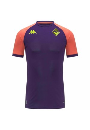 Maillot de sport violet avec des manches orange, des logos jaunes sur la poitrine et une bordure violet foncé aux extrémités des manches et au col.