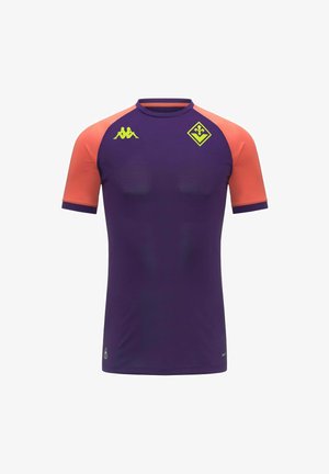 Maillot de sport violet avec des manches orange, des logos jaunes sur la poitrine et une bordure violet foncé aux extrémités des manches et au col.