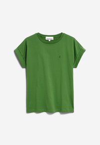 Camiseta verde de manga corta hecha de algodón suave, con un cuello redondo y un pequeño logo bordado en el pecho. Dobladillo sin costuras.