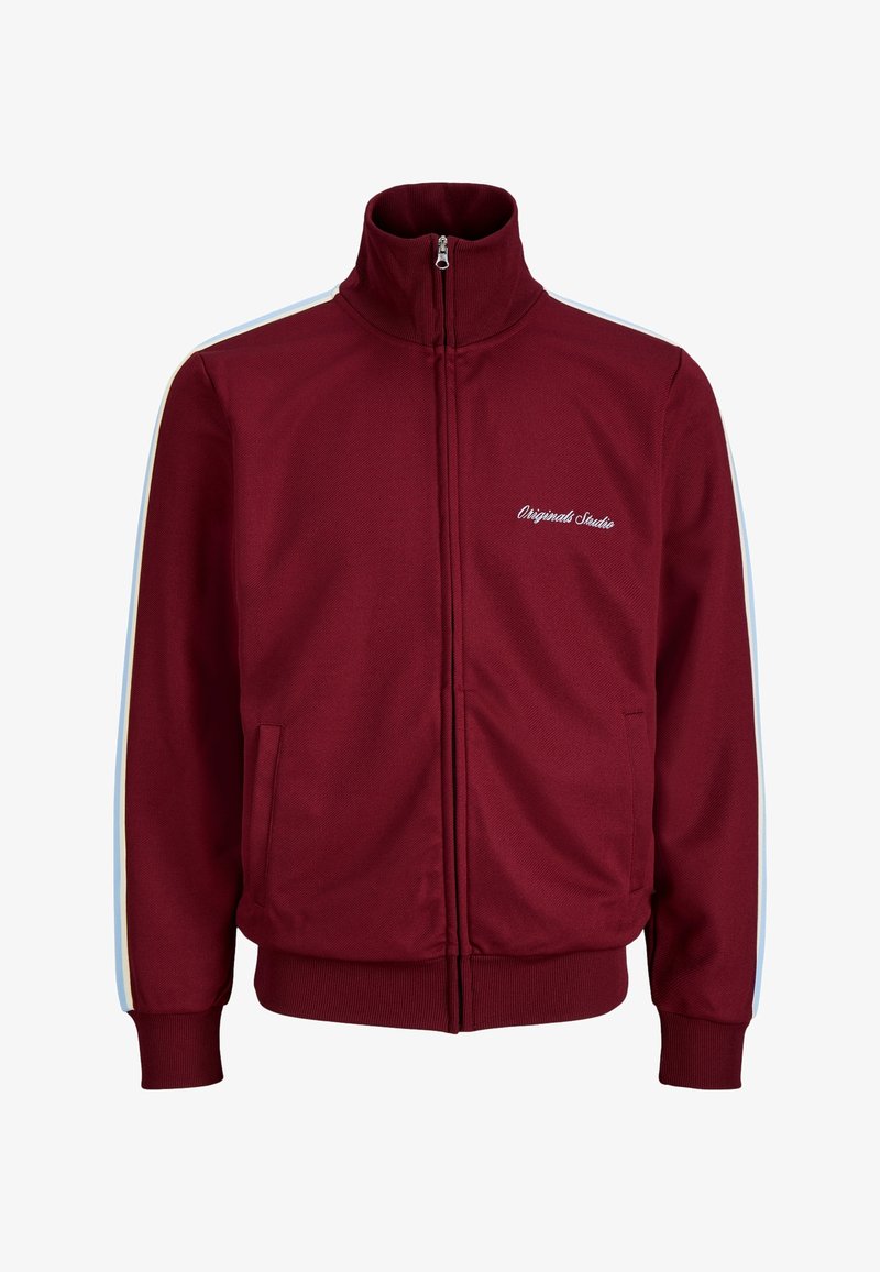 Veste de survêtement zippée bordeaux avec poignets et ourlet côtelés, rayures bleu clair et beige sur les manches, et texte "Originals Studio" sur le côté gauche de la poitrine.