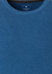 Blauer gerippter Strickpullover mit rundem Ausschnitt. Mit einem lässigen Label "REDMOND" in der Mitte des Ausschnitts. Weiche Textur, keine sichtbaren Muster.
