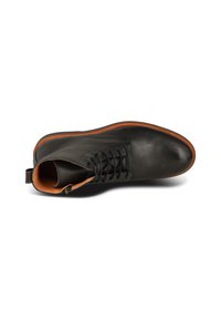 Botín negro de cuero hasta el tobillo con forro interior marrón, que presenta una puntera redondeada y un diseño de cordones. Superficie texturizada con un detalle de costura mínima.