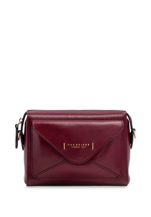Dunkelrote Leder-Crossbody-Tasche mit vorderer Paspeltasche im Umschlagstil und goldenem Logo mit der Aufschrift The Bridge Firenze 1969.