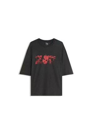 Čierne tričko s krátkym rukávom a červenou grafikou znázorňujúcou hokejovú masku, s textom "Camp Crystal Lake" a "Jason" na prednej strane v strede.