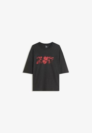 Sort kortærmet t-shirt med rød grafik, der viser en hockeymaske, og teksten "Camp Crystal Lake" samt "Jason" i midten foran.