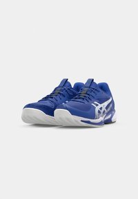 Baskets de sport bleues avec une tige texturée, accents blancs, semelle rembourrée et un système de laçage sécurisé. Bout rond et design ergonomique.