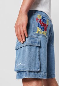 Karl Kani SMALL SIGNATURE - Szorty jeansowe