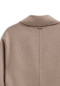 Beige Wollmantel mit einem Reverskragen, weicher Textur und einer mittigen Naht auf der Rückseite. Einfaches, minimalistisches Design ohne sichtbare Beschläge.