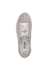 Graue Wildleder-Sneaker mit weißen Schnürsenkeln und runder Schuhspitze. Verfügt über eine weiße Gummisohle und ein Logo auf der Innensohle. Glatte Textur, minimalistisches Design.