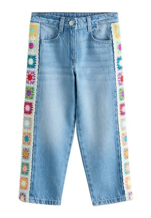 Jasnoniebieskie dżinsy z wysokim stanem z kolorowymi, szydełkowymi kwadratowymi naszywkami biegnącymi wzdłuż obu zewnętrznych szwów.