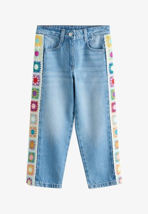 Jasnoniebieskie dżinsy z wysokim stanem z kolorowymi, szydełkowymi kwadratowymi naszywkami biegnącymi wzdłuż obu zewnętrznych szwów.