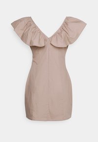 Vestido mini color beige con amplio escote volante sin hombros y cuerpo entallado, expuesto sobre un fondo claro y liso.