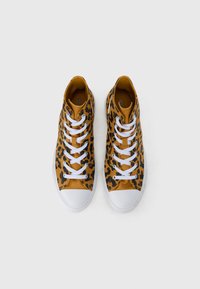 Υψηλά αθλητικά παπούτσια με σχέδιο λεοπάρδαλης, με κίτρινο επάνω μέρος α πό καμβά, λευκά κορδόνια και λαστιχένιες μύτες. Ίσια σόλα, έντονα μαύρα σχέδια.