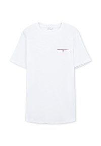 T-shirt bianco in cotone a maniche corte, con una piccola tasca sul petto caratterizzata da un accento rosso e un dettaglio con bottone.